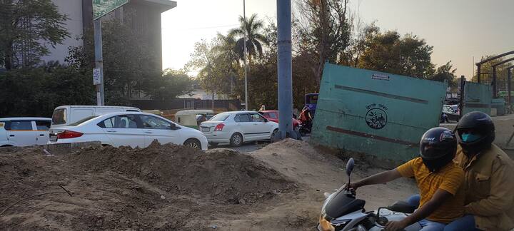 अधिकारी भले ही दावा कर रहे हैं कि मार्च महीने के अंदर इस अंडरपास का निर्माण कार्य पूरा कर लिया जाएगा, लेकिन ग्राउंड पर स्थिति को देखते हुए इसके आसार कुछ कम ही नजर आ रहे हैं, क्योंकि जगह-जगह कंस्ट्रक्शन को लेकर मलवा और सामान पड़ा हुआ है. जिसके चलते न केवल वाहनों से बल्कि पैदल चलने वाले लोगों को भी परेशानी हो रही है जगह-जगह टूटी सड़कें, मिट्टी के ढेर के चलते आश्रम चौक के पास वाहनों का लंबा जाम भी देखने को मिलता है, वहीं उड़ती हुई धूल सड़क के किनारे बनी दुकानें और स्थानीय लोगों की मुश्किलें बढ़ाई हुई है, जिसके चलते वायु प्रदूषण की समस्या भी देखने को मिलती है.