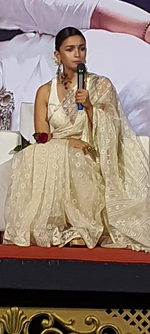 আসন্ন ছবি নিয়ে কি টেনশনে পর্দার 'গঙ্গুবাঈ'? অভিনেত্রীর উত্তর, 'চরিত্রটি অত্যন্ত বলিষ্ঠ। তবে এখন কোনও নার্ভাসনেস নেই। পরীক্ষা অর্থাৎ শ্যুটিং শেষ। এখন তিনি শান্ত।'