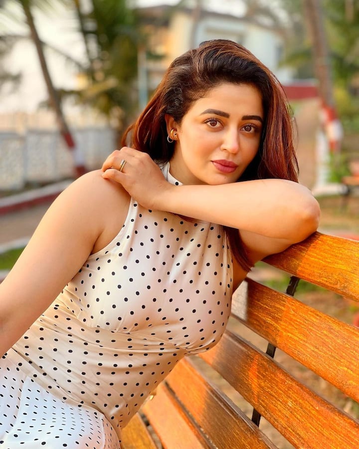 पण सध्या एका वेगळ्यात कारणामुळे सोशल मीडियावर तिची चर्चा सुरू आहे. ते कारण म्हणजे तिने इंस्टाग्रामवर शेअर केलेले फोटो.  (फोटो : nehhapendse/ig)