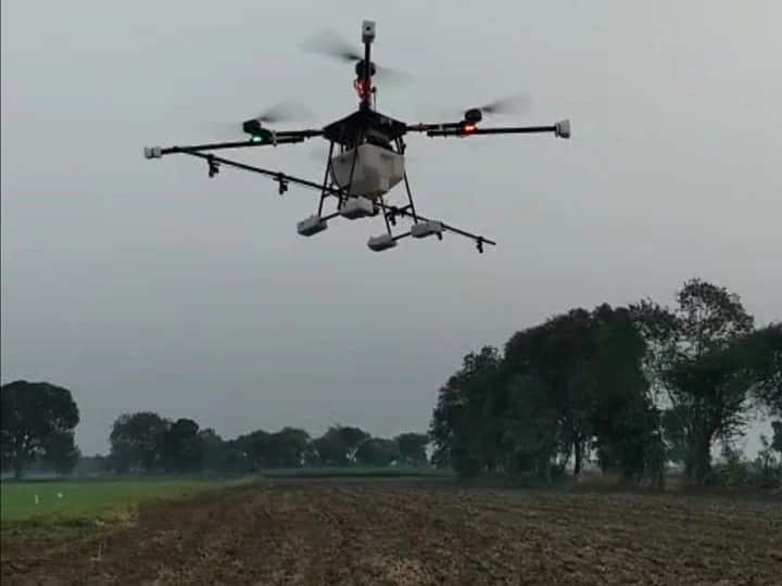 आपको बता दें कि ड्रोन का सबसे ज्यादा इस्तेमाल खेत में कीटनाशकों के छिड़काव के लिए किया जा रहा है. ड्रोन के जरिए कीटनाशकों के छीड़ाव का सबसे बड़ा फायदा यह रहता है कि इससे खेतों में बराबर कीटनाशकों (Insecticides) का छीड़काव होगा. इसके साथ ही इंसान कीटनाशकों के संपर्क में भी नहीं आएंगे. इससे कीटनाशक के छीड़काव के काम को भी गति मिलेगी.