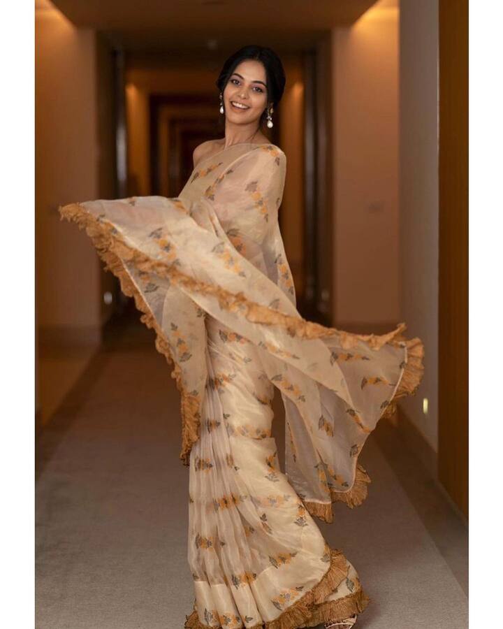 ఆవకాయ్ బిర్యానీ ఫేమ్ బిందుమాధవి తెలుగులో పెద్దగా అవకాశాలు అందిపుచ్చుకోలేకపోయింది. ఆ తర్వాత కోలీవుడ్ కి వెళ్లి అక్కడ కూడా తన సత్తా చాటింది. తమిళంలో ఎక్కువ ఆఫర్లు అందిపుచ్చుకుంది. రీసెంట్గా ఆహా వెబ్ సిరీస్ లో నటించిన తర్వాత అమ్మడు ఇంకా వెండితెరపై ఉందని తెలుగు ప్రేక్షకులకు అనుకున్నారు.