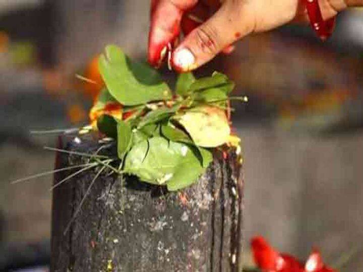 दूध- दूध चढ़ाने से व्यक्ति स्वस्थ और रोग मुक्त रहता है. इससे महादेव जल्दी प्रसन्न होते हैं.