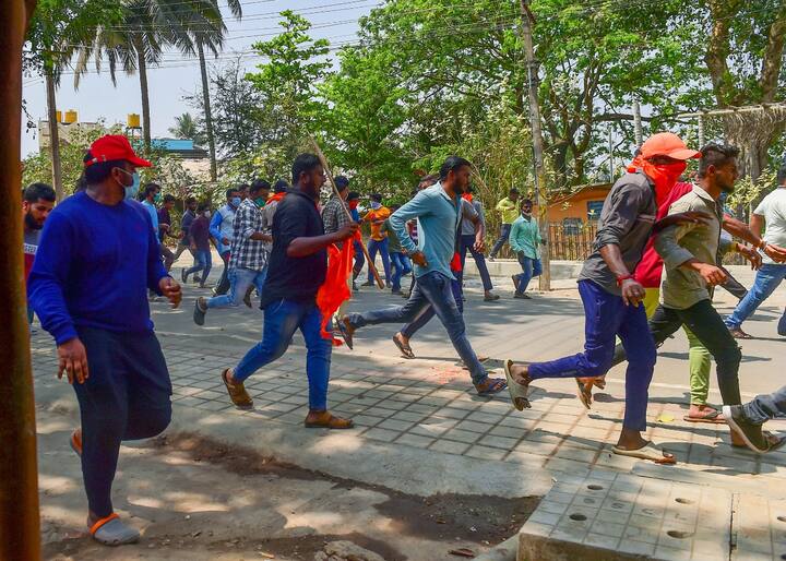 कर्नाटक के शिवमोगा में बजरंग दल के 23 वर्षीय एक कार्यकर्ता की कथित तौर पर चाकू मारकर हत्या कर दी गई. सोमवार को मृतक के अंतिम संस्कार के दौरान हिंसा भड़की उठी, जिसमें एक फोटो पत्रकार और महिला पुलिसकर्मी समेत तीन लोग घायल हो गए.