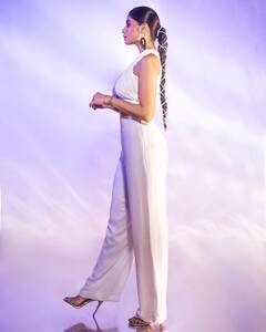 लांबलचक वेणी आणि स्टाईल न्यारी; सईचे फोटो लई भारी