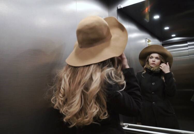 Why do elevators and lifts have mirrors in them reasons listed Why Mirror In Lift : லிஃப்ட்களில் கண்ணாடிகள் இருப்பது ஏன் தெரியுமா? அசரவைக்கும் விஷயங்கள்..