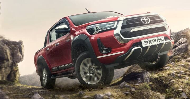 Toyota Hilux: टोयोटा हिलक्स को पिछले महीने भारतीय बाजार में पेश किया गया था और इसकी कीमत की घोषणा मार्च में की जानी है. लाइफस्टाइल पिकअप ट्रक की कीमत 30 लाख से रु. 35 लाख रुपये (एक्स-शोरूम) के बीच होने की उम्मीद है। जो इसे इसुजु डी-मैक्स वी-क्रॉस के लिए एक अपमार्केट प्रतिद्वंद्वी बनाता है.