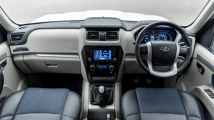 New Gen Mahindra Scorpio: नेक्स्ट-जेनरेशन महिंद्रा स्कॉर्पियो इस साल भारत में लॉन्च होने वाली है. नई SUV की रोड टेस्टिंग चल रही है, और यह वर्तमान वर्जन की तुलना में बड़ी लगती है। नेक्स्ट-जेन वर्जन में ज्यादा फीचर्स के साथ-साथ ज्यादा अपमार्केट केबिन भी मिलेगा.