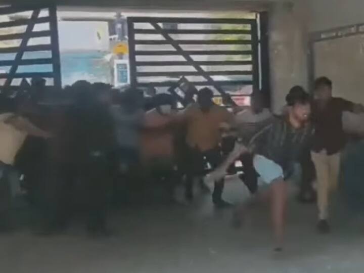 Valimai : ‛அடே... அடே... அடே... கொஞ்சம் பொறுங்கப்பா...’ தியேட்டர்களை தெறிக்கவிடும் அஜித் ரசிகர்கள்!