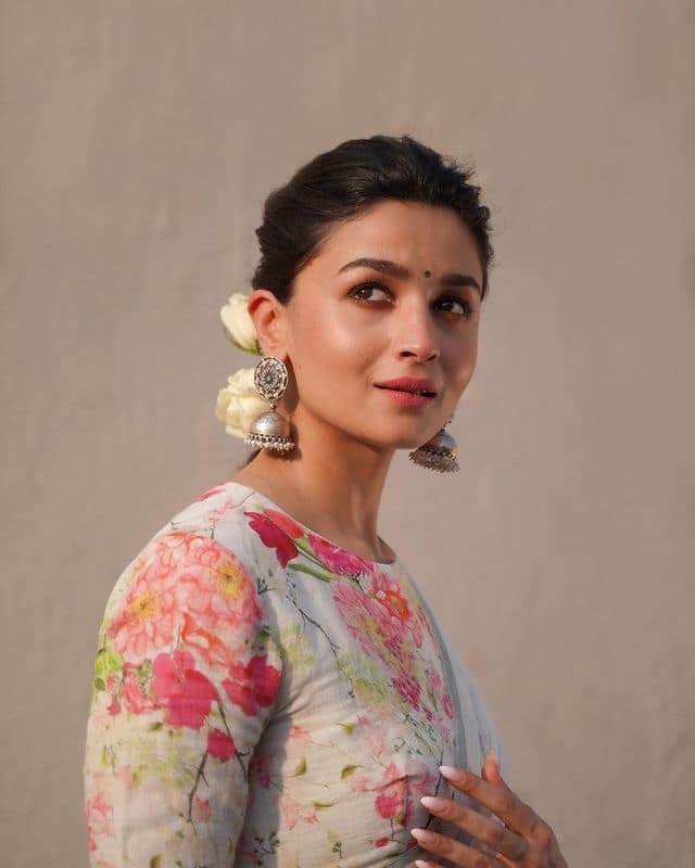 'ఆర్ఆర్ఆర్' సినిమాను మార్చి 25న విడుదల చేయనున్నారు. (Photo Courtesy : Alia Bhatt/Instagram)