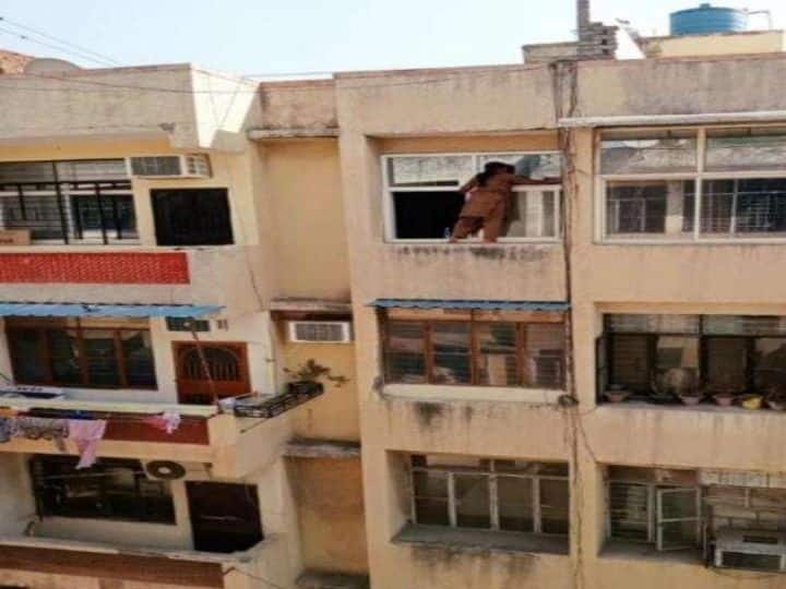 WATCH | Ghaziabad Woman Cleans Window Hanging Outside On Ledge On 4th Floor WATCH | Ghaziabad Woman Cleans Window Hanging Outside 4th Floor Ledge
