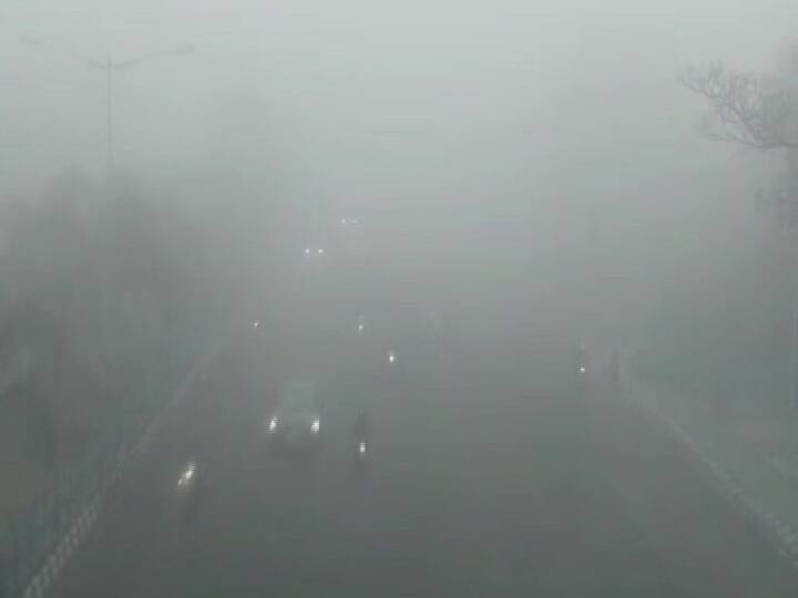সকাল সকাল কলকাতার বাইপাসের উপর একহাত দূরে গাড়িও দেখা যাচ্ছিল না। হেডলাইট জ্বালিয়ে সকাল ৮টা তেও চলল গাড়ি। এই সময় রাস্তাঘাট হয়ে যায় দুর্ঘটনাপ্রবণ। তাই বাড়তি সতর্কতা নিতে হচ্ছে।