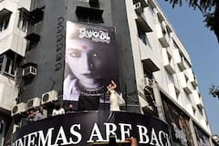 Alia Bhatt in Kolkata: ঢাকাই শাড়ি, হাতে সন্দেশ! কলকাতায় 'গঙ্গুবাঈ' আলিয়া ভট্ট