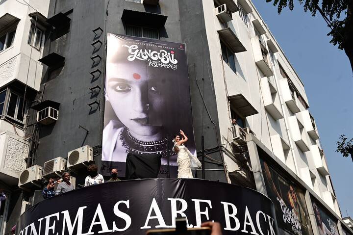 মুক্তির অপেক্ষায় 'গঙ্গুবাঈ কাথিয়াওয়াড়ি'। ছবির প্রচারে আজ শহরে এলেন অভিনেত্রী আলিয়া ভট্ট।