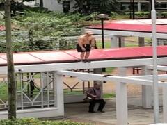 शख्स ने खतरनाक जगह पर किया शानदार स्टंट, एक-एक जंप पर थमी लोगों की सांस