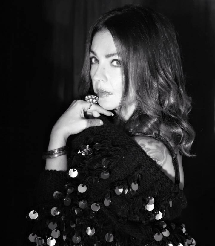 Pooja Bhatt: मशहूर निर्माता-निर्देशक महेश भट्ट की बड़ी बेटी और ऐक्ट्रेस पूजा भट्ट ने मनीष मखीजा से लव मैरिज की थी. लेकिन कुछ साल बाद ही दोनों का तलाक हो गया था. मनीष से तलाक के बाद पूजा ने दोबारा शादी नहीं की.