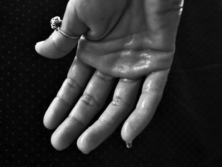 Heart Attack Symptoms: హార్ట్ ఎటాక్ను ముందుగా మీ చెయ్యే చెప్పేస్తుంది.. ఈ లక్షణాలు కనిపిస్తే జాగ్రత్త! Left arm pain? Heart Attack Symptoms and Early Warning Signs Heart Attack Symptoms: హార్ట్ ఎటాక్ను ముందుగా మీ చెయ్యే చెప్పేస్తుంది.. ఈ లక్షణాలు కనిపిస్తే జాగ్రత్త!