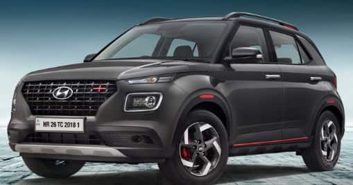 Hyundai Venue Facelift: Hyundai Venue को पहली बार 2019 में वापस पेश किया गया था, और निर्माता वर्तमान में इसके लिए एक मिडलाइफ़ फेसलिफ्ट पर काम कर रहा है. फेसलिफ़्टेड वेन्यू को हाल ही में भारतीय सड़कों पर टेस्टिंग के दौरान देखा गया है, और हमें उम्मीद है कि इसे इस साल के अंत में लॉन्च किया जा सकता है.