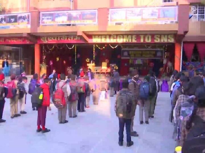 जम्मू के शिक्षा निकेतन स्कूल पहुंचे ये छात्र इस दौरान काफी उत्साहित दिखे. कोरोना प्रोटोकॉल का पालन करते हुए स्कूल की सभी प्रक्रिया को पहले की ही तरह अपनाया गया.