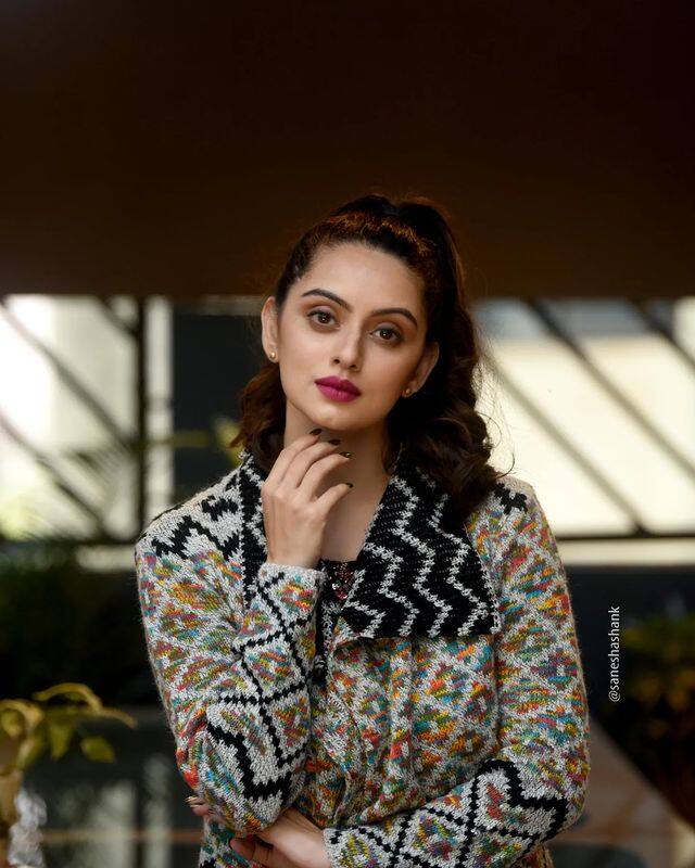 नुकतेच श्रुतीनं आपले नव्या फोटोशूटचे फोटो शेअर केले आहेत. (PHOTO : @shrumarathe/Instagram)
