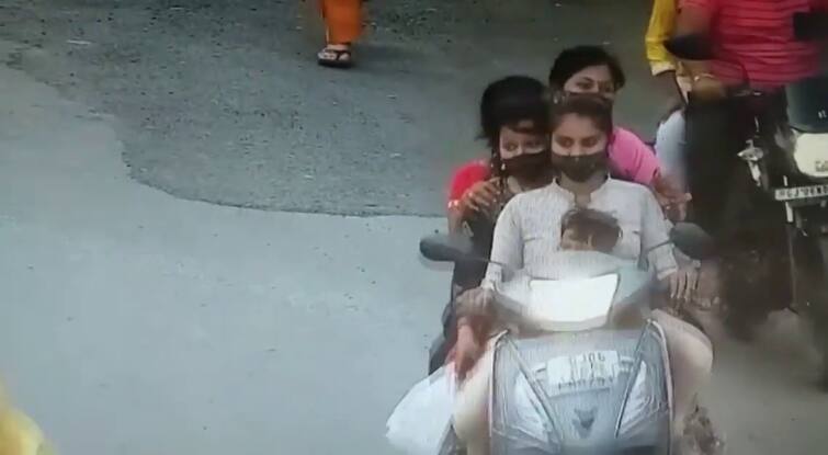 A woman drive two whiller with five family members in Vadodara , video goes to viral Vadodara : યુવતી પાંચ સવારી એક્ટિવા લઈને રસ્તા પર નીકળી, પોલીસ પણ જોઇને રહી ગઈ દંગ, જુઓ વીડિયો
