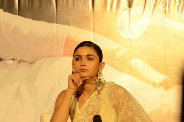 কলকাতার প্রিয়া সিনেমা হলে ছবির প্রচার সারেন অভিনেত্রী। মুখোমুখি হয়েছিলেন সাংবাদিকদের।