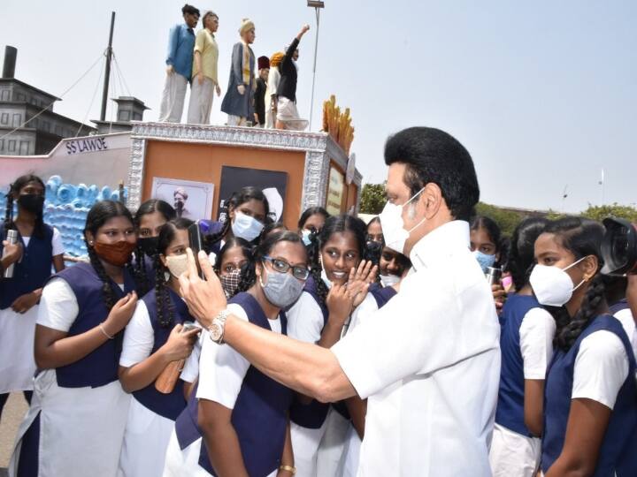 Tn cm mk stalin takes selfie with childrens in chennai marina watch video Watch video: மெரினாவில் பள்ளி மாணவிகளுடன் செல்ஃபி எடுத்த முதலமைச்சர் ஸ்டாலின்..! வைரல் வீடியோ