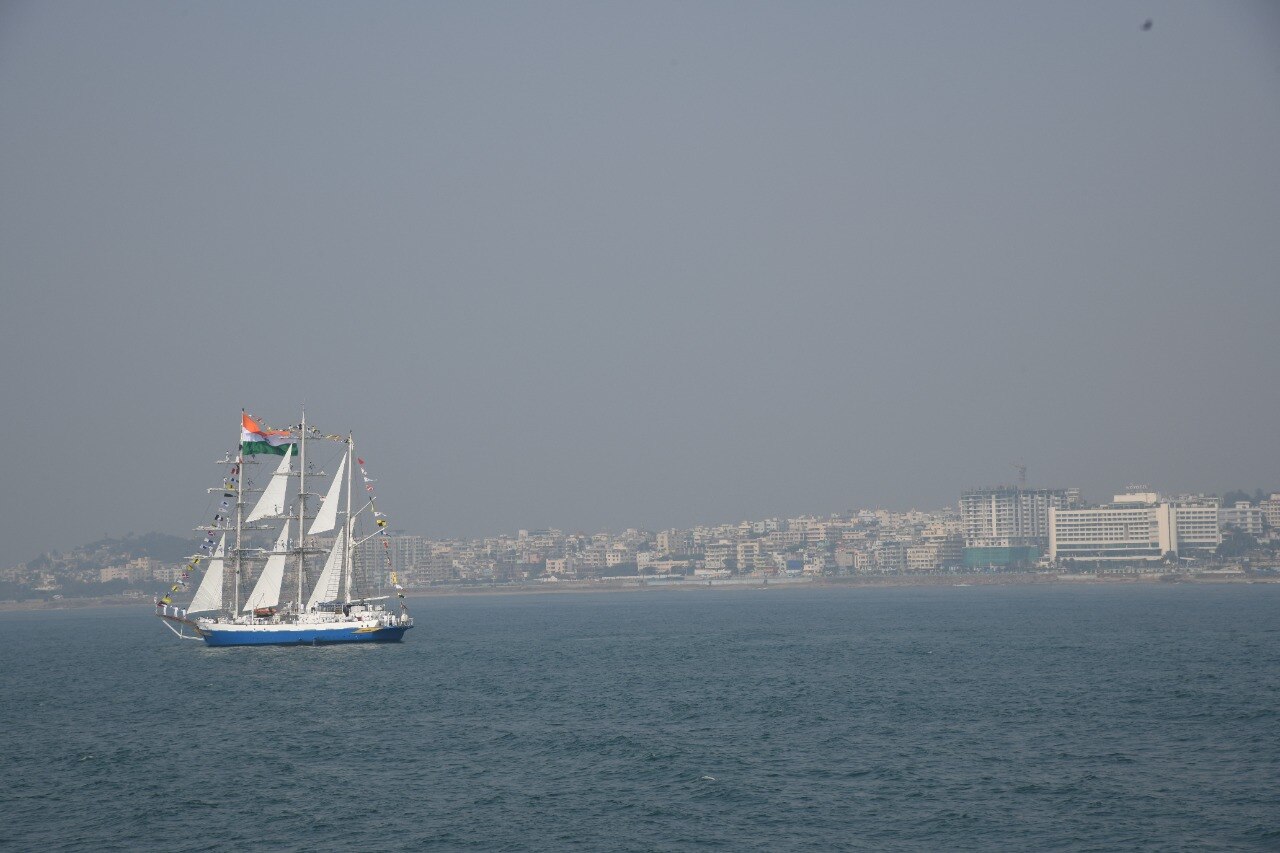 राष्ट्रपति रामनाथ कोविंद ने देश की समुद्री ताकत की समीक्षा की, प्रेसिडेंशियल-यॉट पर भी हुए सवार, Photos