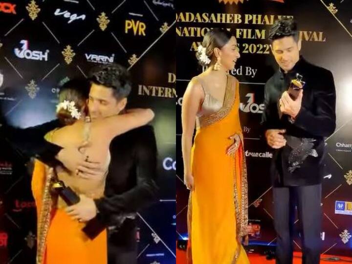 kiara advani hugged sidharth malhotra in front of everyone at an award function video viral भरी महफिल में कियारा आडवाणी ने सिद्धार्थ मल्होत्रा को लगा लिया कसकर गले, फिर दोनों ने इस तरह क्लिक करवाईं तस्वीरें