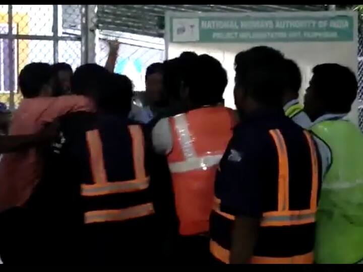 Customs tollgate staff attack volunteers near Villupuram Watch Video : தொடரும் சுங்கச்சாவடி அத்துமீறல்: தன்னார்வலர்கள் மீது கொலைவெறி தாக்குதல்... அதிர்ச்சி வீடியோ!