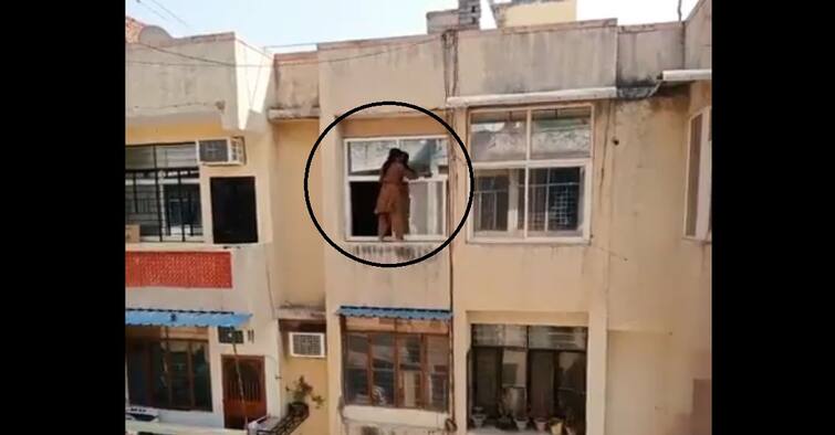 Cleaning on the fourth floor with the risk of life: The woman held the window with one hand, cleaning the glass with the other; See video જીવના જોખમે ચોથા માળે સફાઈ, મહિલાએ એક હાથે બારી પકડી, બીજા હાથે કાચ સાફ કર્યો; જુઓ video