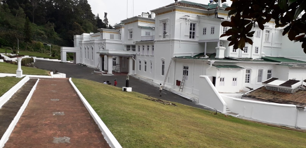 Ooty Raj Bhavan :  ’ஆளுநர் ஆர்.என் ரவி இல்லத் திருமண விழா’ நிறம் மாறிய ராஜ்பவன்.. ! மக்கள் அதிருப்தி..