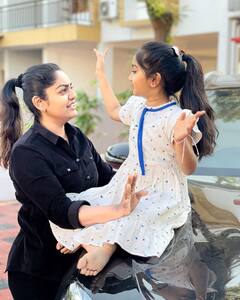 Karthika Deepam Premi Vishwanath Photos: వంటలక్క ( ప్రేమీ విశ్వనాథ్) రియల్ కూతురు ఎంత క్యూట్ గా ఉందో