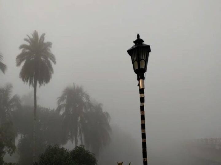 ঘন কুয়াশার জের। দৃশ্যমানতা কমে যাওয়ায় হুগলির কোন্নগর, রিষড়া, শ্রীরামপুর, শেওড়াফুলি-সহ বেশ কয়েকটি জায়গায় ফেরি চলাচল বন্ধ। এর ফলে উত্তর ২৪ পরগনার সঙ্গে হুগলির জলপথে যোগাযোগ ব্যাহত।