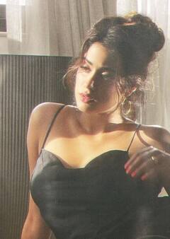 Janhvi Kapoor pics: மஞ்சள் புடவையில் அழகான போஸ்..! ஜான்வி கபூர் லேட்டஸ்ட் க்ளிக்ஸ்..!