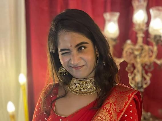 Deepthi Sunaina: దీప్తి సునయన కన్నుగీటితే ఫ్యాన్స్ పడిపోవాల్సిందే Deepthi Sunaina: దీప్తి సునయన కన్నుగీటితే ఫ్యాన్స్ పడిపోవాల్సిందే