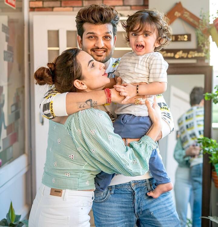फैन्स भी युवराज की शेयर की गई इन तस्वीरों पर खूब प्यार बरसा रहे हैं और दोनों को सालगिरह की बधाई दे रहे हैं.