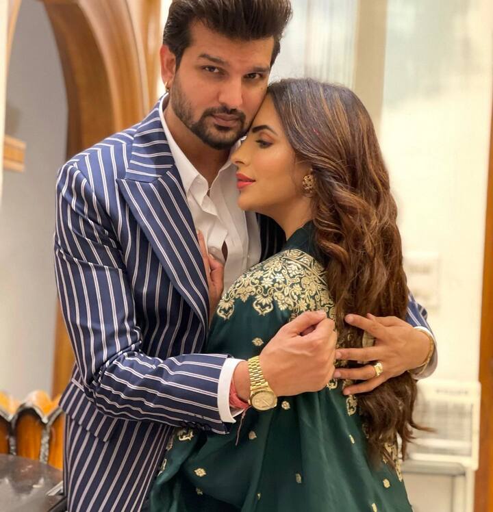 युवराज सोशल मीडिया पर भी काफी एक्टिव रहते हैं. हाल ही में उन्होंने अपनी पत्नी के साथ कुछ तस्वीरें इंस्टाग्राम अकाउंट पर शेयर की हैं और मानसी को शादी की तीसरी सालगिरह की बधाई दी है.