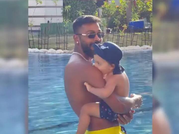 Hardik Pandya chiling in pool with son agastya poste video on instagram Hardik Pandya : IPL 2022 पूर्वी हार्दिक करतोय मजा-मस्ती, लेकासोबत पूलमध्ये मजा करतानाचा व्हिडीओ केला शेअर
