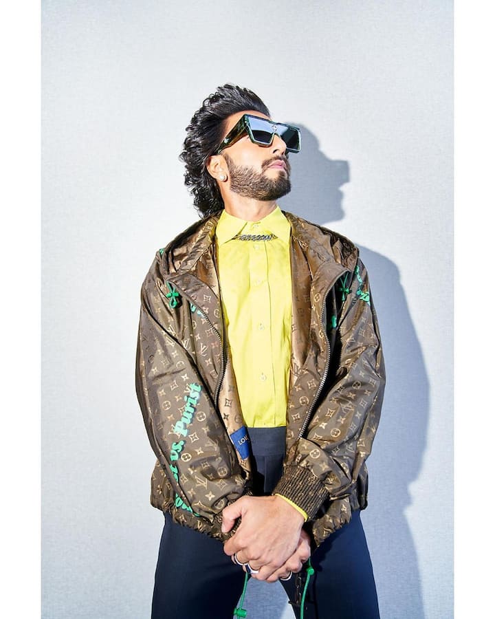 रणवीरनं बास्केटबॉल खेळतानाचे काही फोटो सोशल मीडियावर शेअर केला. रणवीरला फुटबॉल आणि बास्केटबॉल हे खेळ खेळायला आवडतात. त्यानं एनबीए या गेमचे काही फोटो शेअर करून कॅप्शनमध्ये लिहिले, 'बॉल इज लाइफ'. (photo:ranveersingh/ig)