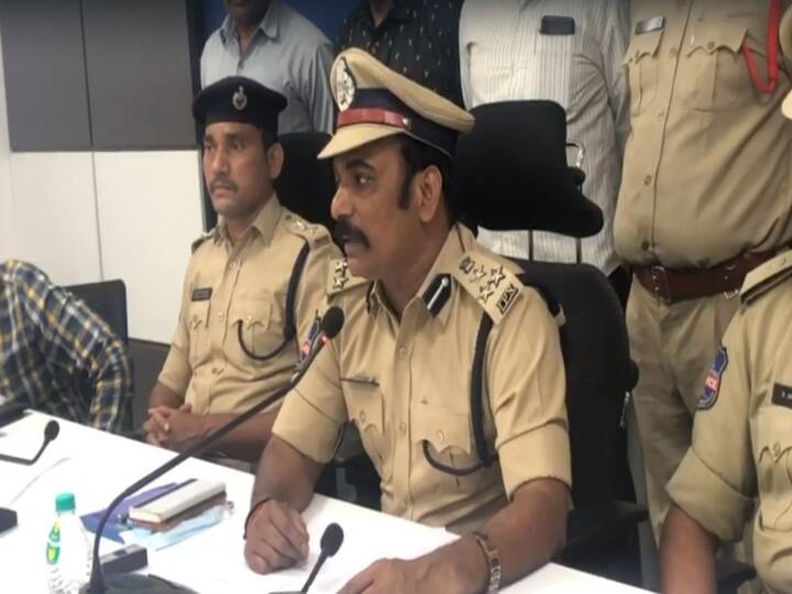 Karimnagar Police busted Co-Operative Bank burglary within three hours Karimnagar Crime: కరీంనగర్ లోని కో-ఆపరేటివ్ సొసైటీలో భారీ చోరీ, మూడు గంటల్లో ఛేదించిన పోలీసులు