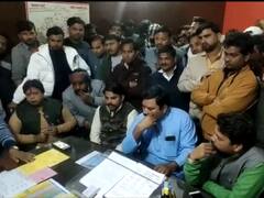 Aligarh News: अलीगढ़ में पूर्व मेयर और गनर पर बुजुर्ग से मारपीट का आरोप, गुस्साए लोगों ने किया आगरा रोड जाम