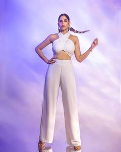 लांबलचक वेणी आणि स्टाईल न्यारी; सईचे फोटो लई भारी