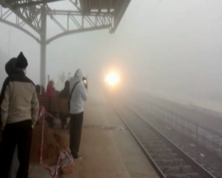 Howrah Train Service Disrupted Due To Dense Fog, Flight Service Also disrupted Howrah Train Service : ঘন কুয়াশার জের, জানুন হাওড়া থেকে কোন কোন দিকে ট্রেন পরিষেবা ব্যাহত