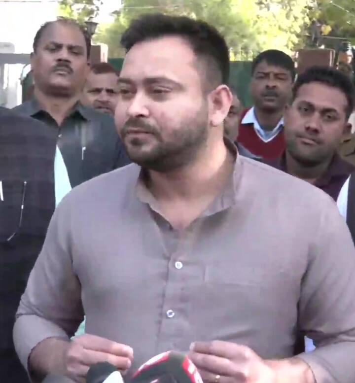 आरजेडी नेता तेजस्वी यादव ने अपने पिता और बिहार के पूर्व मुख्यमंत्री लालू यादव की सजा पर कहा है कि, हम कोर्ट के फैसले टिप्पणी नहीं करेंगे लेकिन सीबीआई विजय माल्या, नीरव मोदी, मेहुल चोकसी को भूल गई है.