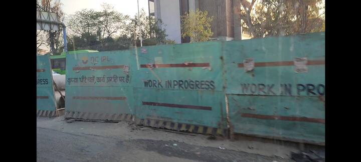 इस समय सीमा में भी काम पूरा नहीं होने पर इसे जून 2021 और फिर अगस्त 2021 तक किया गया, बाद में सितंबर में बिजली की केबल बीच में आ जाने के कारण निर्माण कार्य में और देरी हुई, और फिर सितंबर के आखिरी सप्ताह में ड्राइंग में खामी का मामला भी सामने आया, जिसके बाद इसकी समय सीमा को एक बार फिर दिसंबर 2021 तक के लिए बढ़ाया गया, लेकिन दिसंबर 2021 तक भी आश्रम अंडर पास का काम पूरा नहीं हो सका, जिसके बाद पीडब्ल्यूडी के अधिकारियों ने इसे फरवरी 2022 तक पूरा किए जाने को कहा था. लेकिन मौजूदा समय में भी इसका काम पूरा होता हुआ नहीं दिख रहा है.