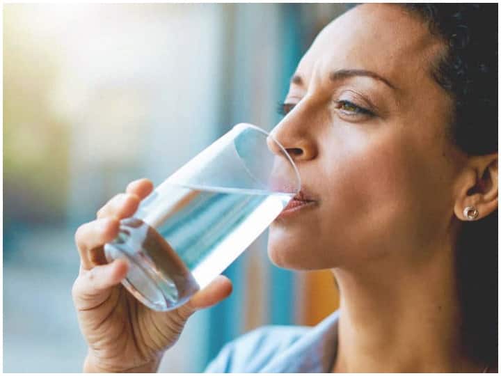 Health Tips, Drinking Water can Control Obesity And Weight Loss Tips पानी पीने से मोटापा हो सकता है कंट्रोल, वजन कम करने के लिए एक दिन में कितना पानी पीना रहता है सही?