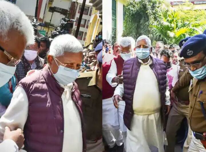 Fodder Scam: ਰਾਸ਼ਟਰੀ ਜਨਤਾ ਦਲ (ਆਰਜੇਡੀ) ਦੇ ਸੁਪਰੀਮੋ ਲਾਲੂ ਪ੍ਰਸਾਦ ਯਾਦਵ ਨੂੰ ਚਾਰਾ ਘੁਟਾਲਾ ਮਾਮਲੇ ਵਿੱਚ ਸਜ਼ਾ ਸੁਣਾਈ ਗਈ ਹੈ। ਦੱਸ ਦੇਈਏ ਕਿ ਸੀਬੀਆਈ ਕੋਰਟ ਨੇ ਲਾਲੂ ਪ੍ਰਸਾਦ ਯਾਦਵ ਨੂੰ 5 ਸਾਲ ਦੀ ਸਜ਼ਾ ਸੁਣਾਈ ਹੈ ਤੇ ਨਾਲ ਹੀ ਲਾਲੂ ਯਾਦਵ 'ਤੇ 60 ਲੱਖ ਰੁਪਏ ਦਾ ਜੁਰਮਾਨਾ ਵੀ ਲਾਇਆ ਹੈ। ਲਾਲੂ ਪ੍ਰਸਾਦ ਸਮੇਤ 38 ਹੋਰ ਦੋਸ਼ੀਆਂ ਨੂੰ 15 ਫਰਵਰੀ ਨੂੰ ਦੋਸ਼ੀ ਕਰਾਰ ਦਿੱਤਾ ਗਿਆ ਸੀ। ਲਾਲੂ ਯਾਦਵ ਇਸ ਸਮੇਂ ਰਾਂਚੀ ਰਿਮਸ 'ਚ ਇਲਾਜ ਅਧੀਨ ਹਨ।