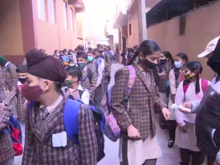 जम्मू में आज कक्षा एक से लेकर आठवीं तक के छात्रों के लिए स्कूल खुल गए हैं. तस्वीरें शिक्षा निकेतन स्कूल की हैं. एक छात्रा ने बताया,