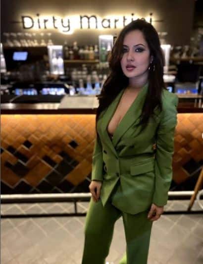 पूजा सोशल मीडिया पर अपनी वीडियो और  फोटोज शेयर करती रहती हैं. जिन्हें देखकर फैंस चौंक जाते हैं. उनके बोल्ड लुक को देखकर फैंस के भी पसीने छूट जाते हैं. (फोटो-सोशल मीडिया)