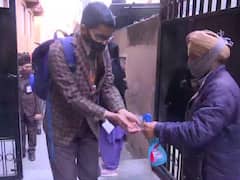 Jammu-Kashmir School Reopen: जम्मू में कोरोना महामारी के शुरू होने के बाद पहली बार इस तरह स्कूल पहुंचे छात्र, देखें तस्वीरें